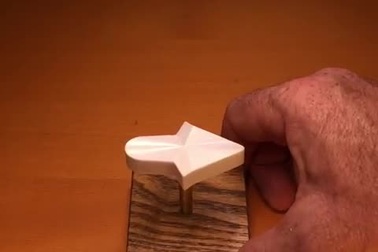 Mũi tên luôn chỉ về một hướng không đổi