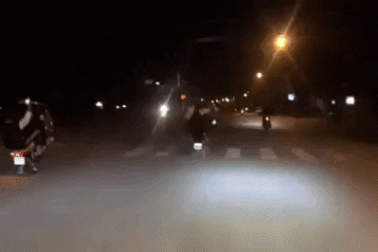 Nhóm "quái xế" 2k dùng cả hung khí chống trả công an