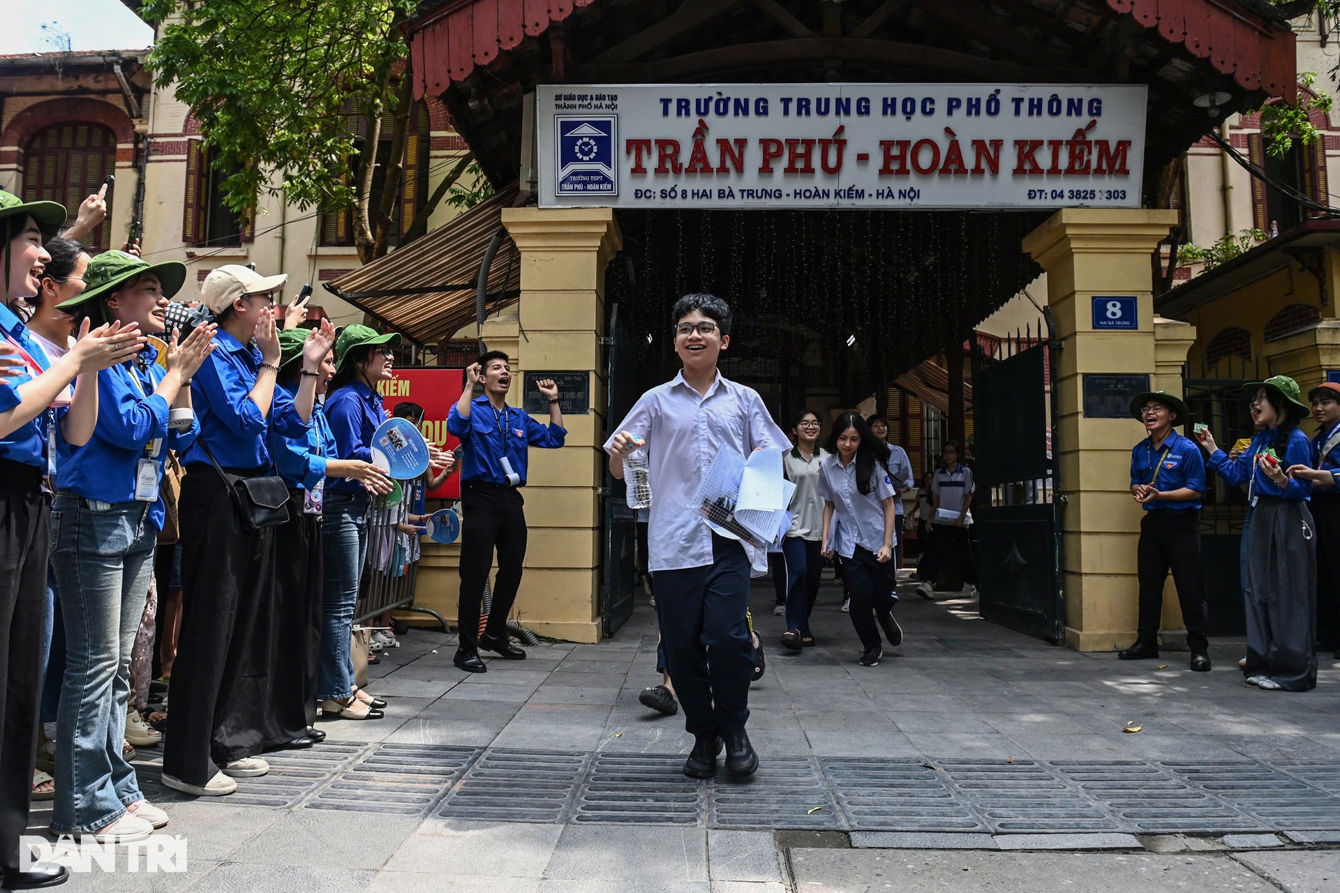 Phụ huynh òa khóc ôm con gái khi nghe “con làm được rồi” - 1 Phụ huynh òa khóc ôm con gái khi nghe “con làm được rồi” - 1