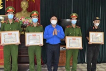 Cứu người gặp nạn, 4 cảnh sát cơ động dính máu nạn nhân nhiễm HIV/AIDS