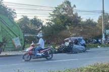 Ô tô va chạm với xe chở rác, 3 người thương vong