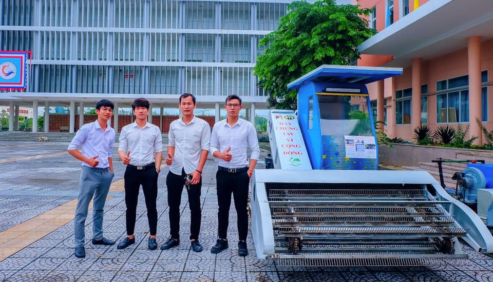 Nhóm sinh viên Đà Nẵng chế tạo máy dọn rác trên bãi biển - 1 Nhóm sinh viên Đà Nẵng chế tạo máy dọn rác trên bãi biển - 1