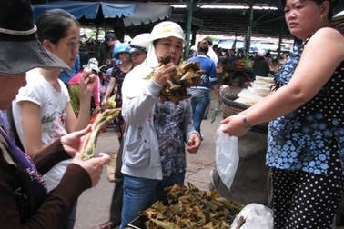 Tấp nập rượu nếp, trái cây, thịt vịt... ngày "giết sâu bọ"