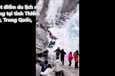 Kinh hoàng khoảnh khắc khối băng khổng lồ rơi xuống nhóm du khách