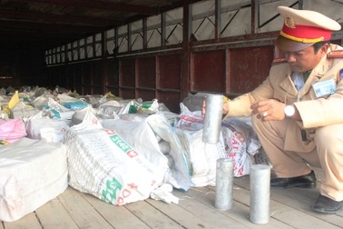 Tài xế chưa có bằng, điều khiển xe chở hơn 8 tấn nhôm lậu