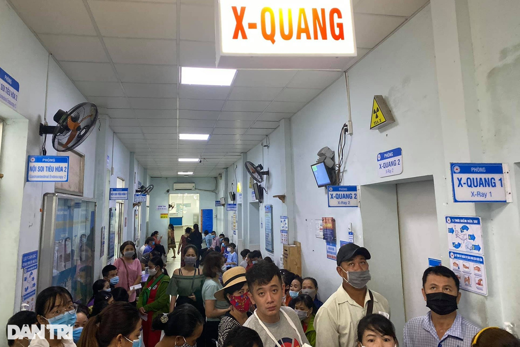 Vụ 4 bác sĩ ăn cắp giờ làm, đi Tiền Giang khám bệnh: Vì lương quá thấp? - 2