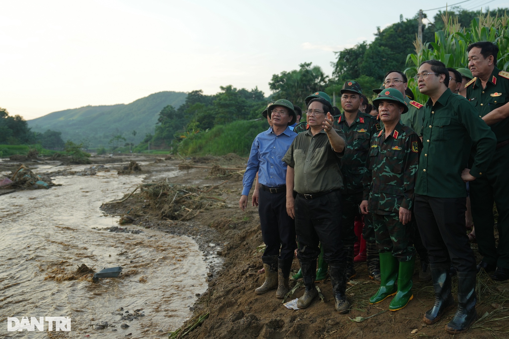 View - Thủ tướng Phạm Minh Chính xúc động khi thấy nước mắt của người dân Làng Nủ | Báo Dân trí