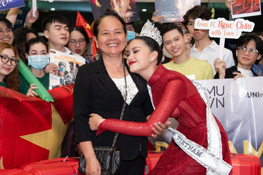 Mẹ Ngọc Châu mặc áo "vía" tiễn con gái sang Mỹ dự thi Hoa hậu Hoàn vũ 2022
