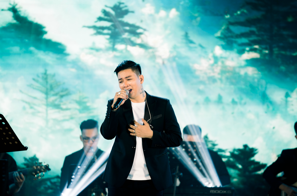 Hoài Lâm - Bạch Công Khanh lần đầu song ca trên sân khấu Hà Nội - 1 Hoài Lâm - Bạch Công Khanh lần đầu song ca trên sân khấu Hà Nội - 1