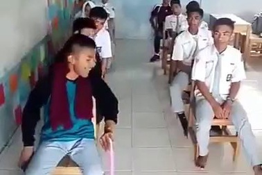 Các học sinh tái hiện cảnh đi xe buýt một cách hài hước