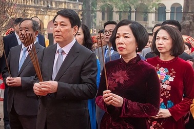 Chủ tịch nước cùng đại biểu kiều bào dâng hương tại Hoàng thành Thăng Long