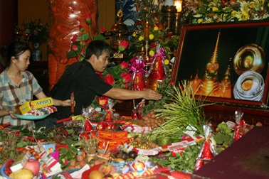 Phật tử ngất xỉu vì chen lấn, nhà chùa tạm cất ngọc xá lợi