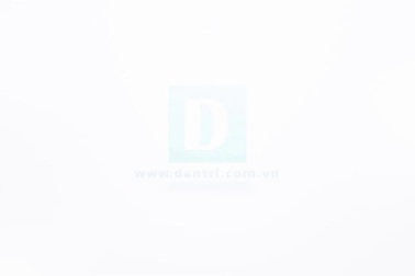 Hình ảnh nam thanh niên vá đường được chia sẻ trên mạng xã hội