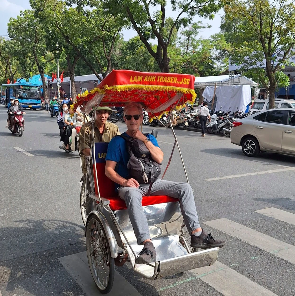 Khách Tây ví Hà Nội như ngôi làng rộng, cuộc sống diễn ra ở vỉa hè - 3 Khách Tây ví Hà Nội như ngôi làng rộng, cuộc sống diễn ra ở vỉa hè - 3
