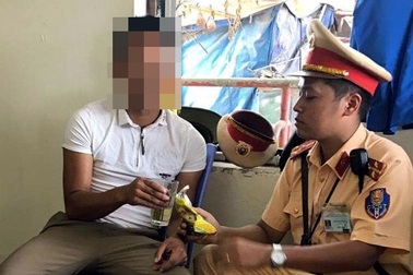 Hà Nội: Kịp thời ngăn một thanh niên lao xe vào đoàn tàu