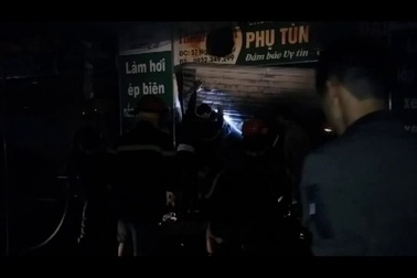 Cảnh sát đục mái nhà chữa cháy cửa hàng sửa chữa xe máy