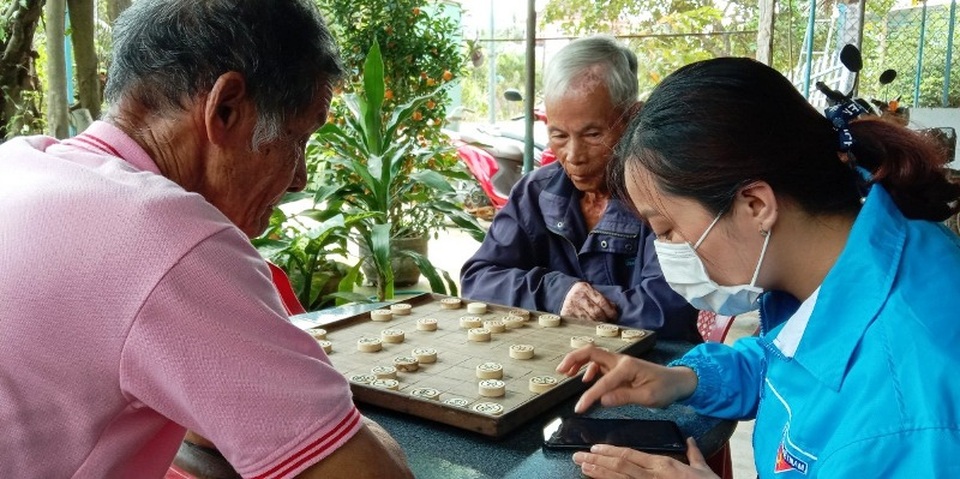 Thanh niên Bình Định “đến từng ngõ, gõ từng nhà” hỗ trợ dân khai báo y tế - 2 Thanh niên Bình Định “đến từng ngõ, gõ từng nhà” hỗ trợ dân khai báo y tế - 2