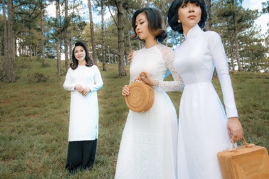 MC Trác Thuý Miêu khoe vòng eo “con kiến” đầy gợi cảm