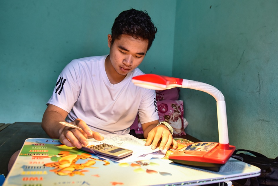 Sĩ tử vùng biên miệt mài ôn thi trong phòng trọ - 1 Sĩ tử vùng biên miệt mài ôn thi trong phòng trọ - 1