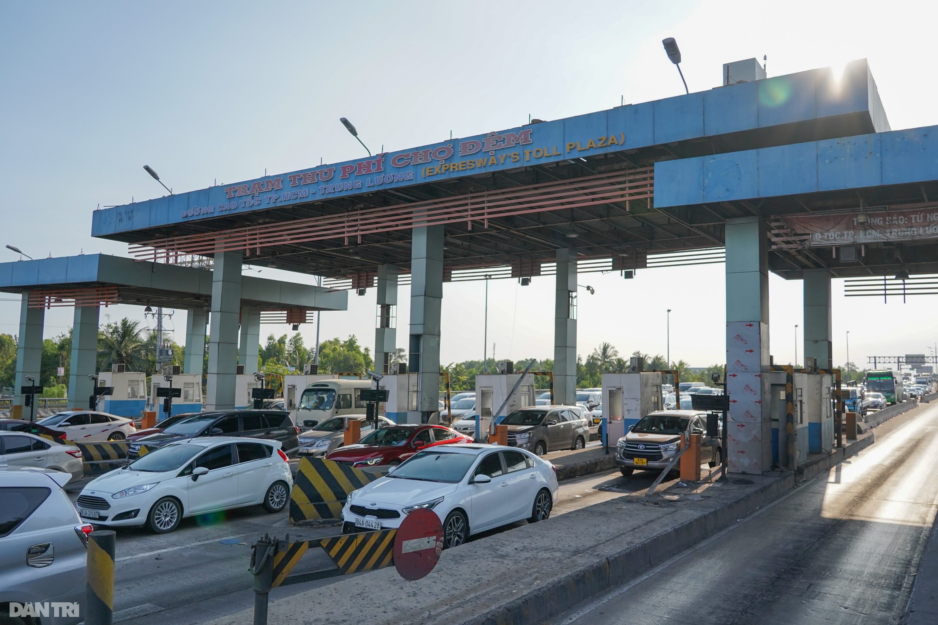 Người dân trở lại TPHCM, kẹt xe hơn 2km tại trạm thu phí Chợ Đệm - 3 Người dân trở lại TPHCM, kẹt xe hơn 2km tại trạm thu phí Chợ Đệm - 3