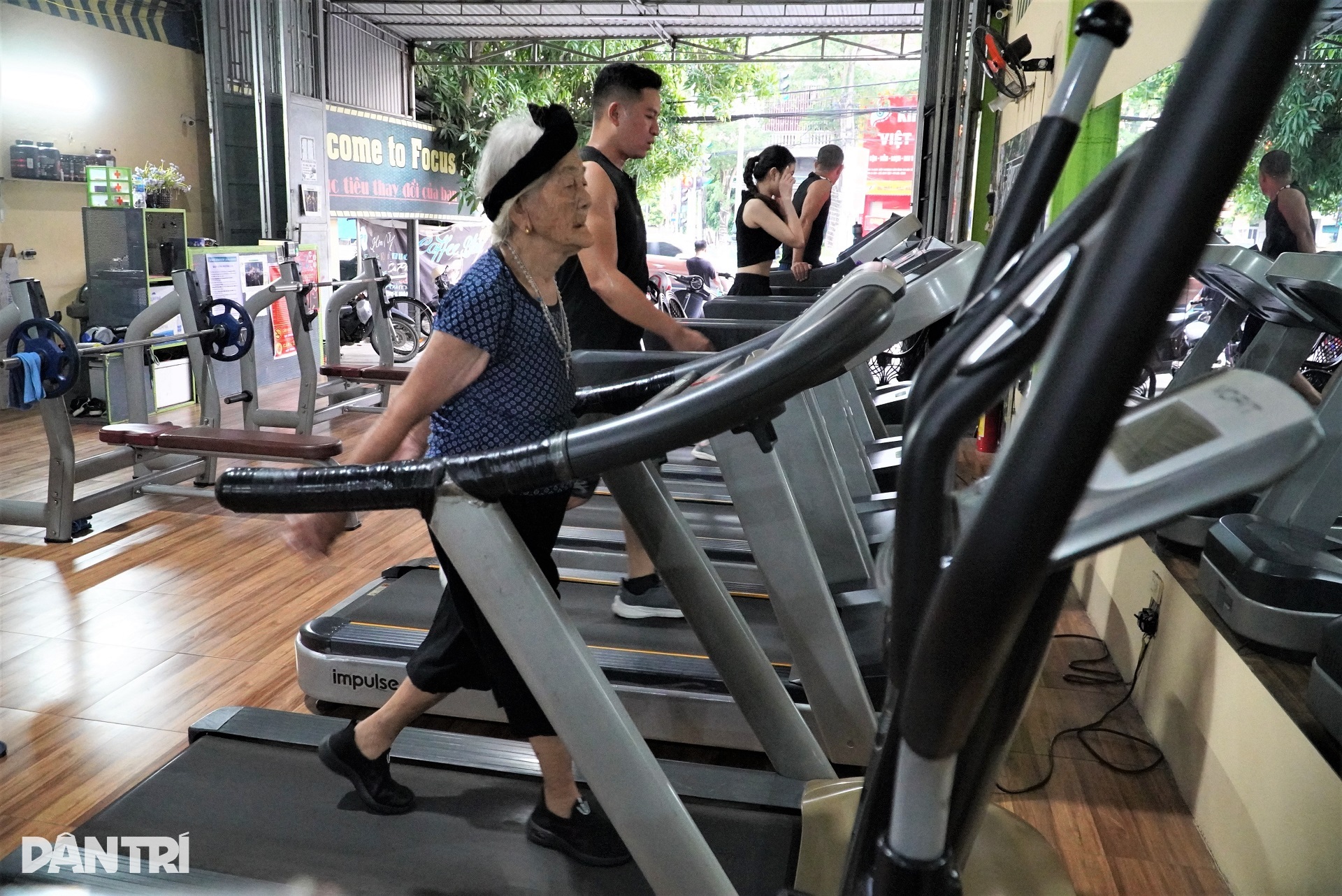 Cụ bà gần 100 tuổi hăng say lên xà, kéo tạ, chạy bộ mỗi ngày - 1 Cụ bà gần 100 tuổi hăng say lên xà, kéo tạ, chạy bộ mỗi ngày - 1