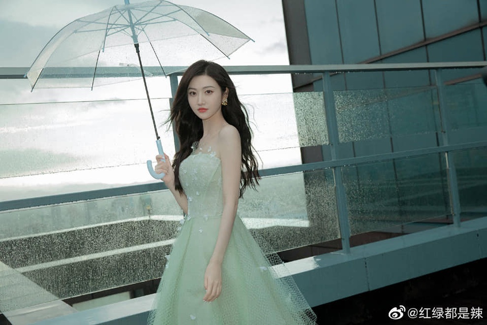 Đệ nhất mỹ nhân Bắc Kinh Cảnh Điềm thu hút mọi ánh nhìn - 4