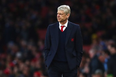 Khi tất cả quay lưng với HLV Arsene Wenger