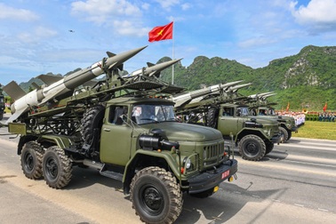 Ngắm dàn xe tăng, tên lửa, UAV hợp luyện chuẩn bị cho lễ diễu binh