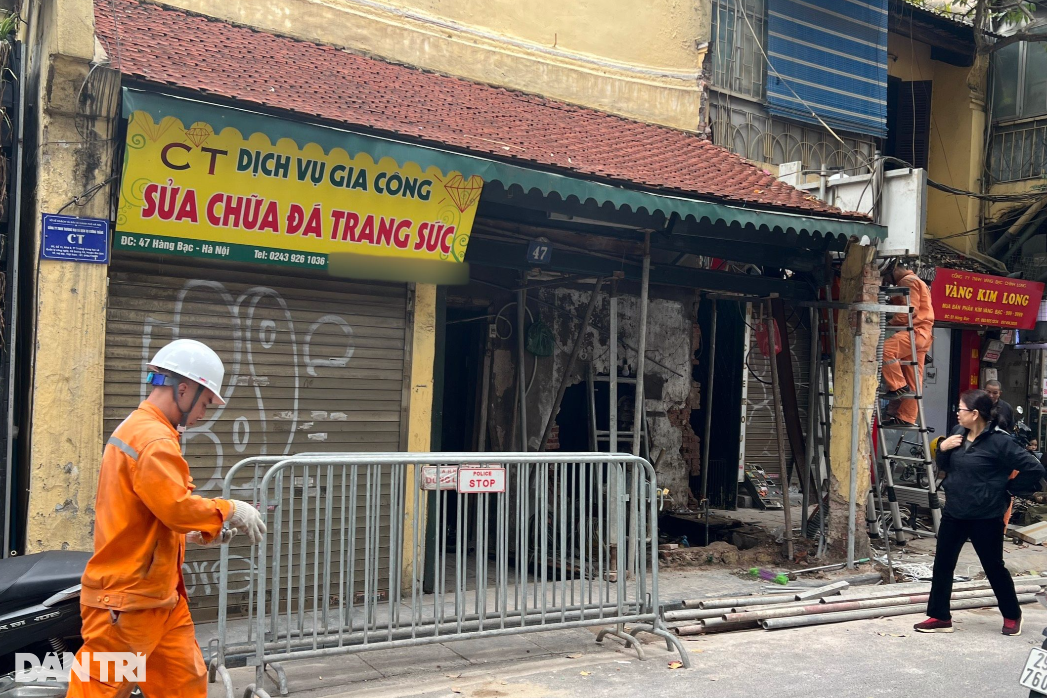 Xe Mercedes tông đổ tường một trong những ngôi nhà cổ nhất Hà Nội - 2