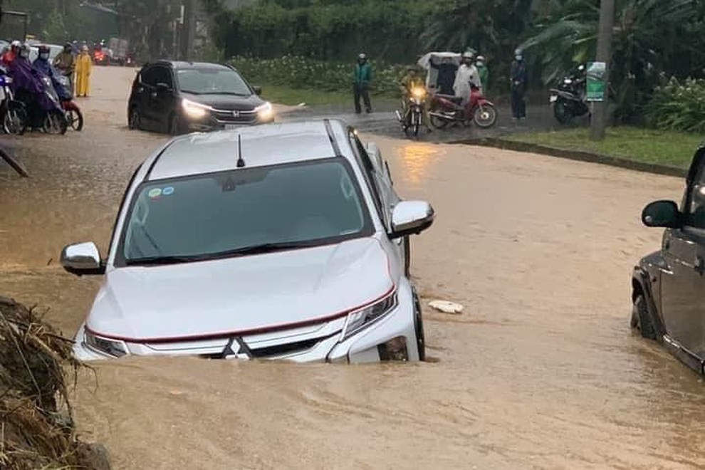 Hàng loạt ô tô chìm nghỉm trong biển nước ở thành phố Lào Cai - 3 Hàng loạt ô tô chìm nghỉm trong biển nước ở thành phố Lào Cai - 3