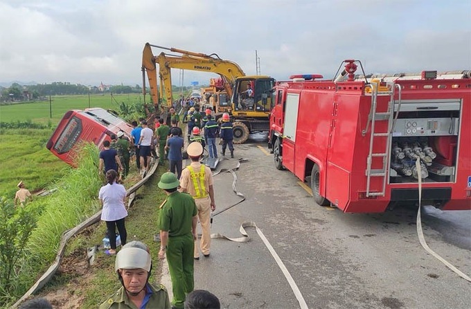 Ôtô lao xuống ruộng, một hành khách chết - Ảnh 2. Ôtô lao xuống ruộng, một hành khách chết - Ảnh 2.