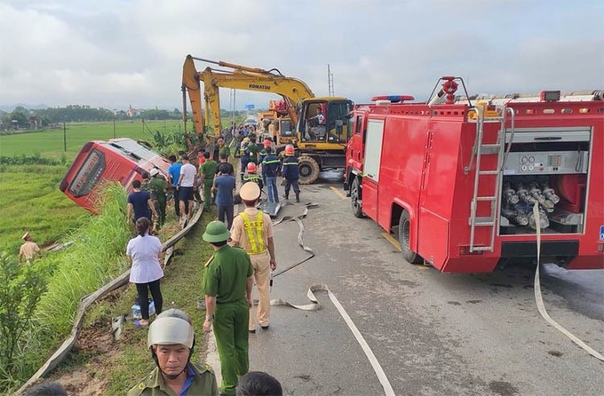 Ôtô lao xuống ruộng, một hành khách chết - Ảnh 2.