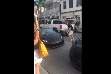 Trèo lên siêu xe Lamborghini để “khoe mẽ”, chàng trai phải trả giá đắt