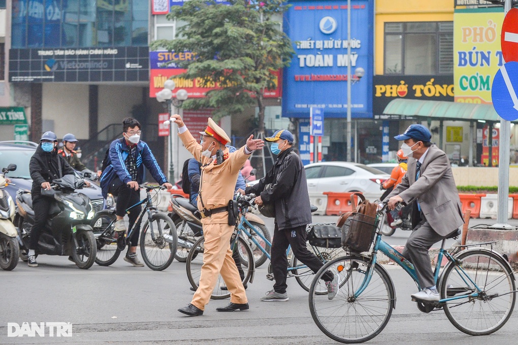 Giao thông tại điểm nóng Ngã Tư Sở - Láng ngày đầu phân luồng - 1 Giao thông tại điểm nóng Ngã Tư Sở - Láng ngày đầu phân luồng - 1