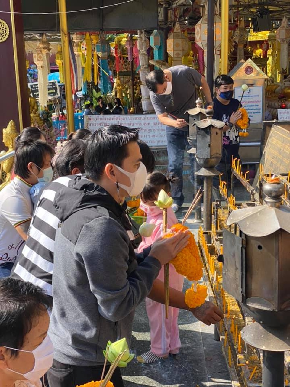 Kiatisuk lễ chùa cầu may trước khi cầm quân tại V-League - 7 Kiatisuk lễ chùa cầu may trước khi cầm quân tại V-League - 7