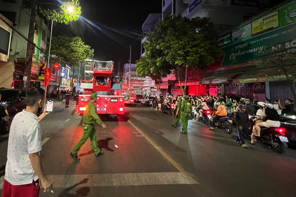 Giải cứu đôi vợ chồng trong căn nhà cháy bị khóa trái cửa - 1 Giải cứu đôi vợ chồng trong căn nhà cháy bị khóa trái cửa - 1