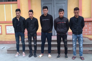 Côn đồ bịt mặt truy sát người trong quán bi-a