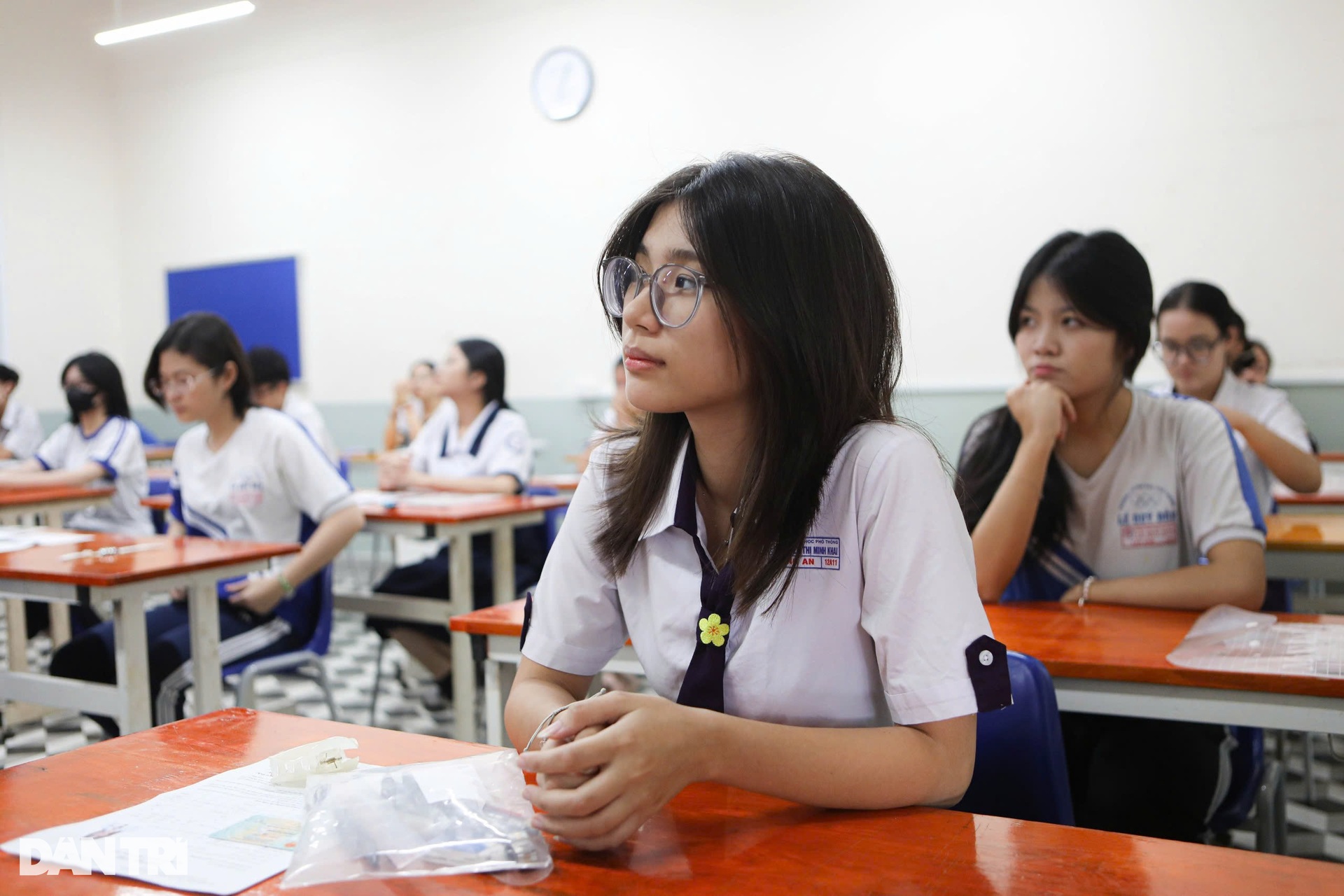 Nữ sinh TPHCM rạng rỡ bước vào khi thi tốt nghiệp THPT đặc biệt - 10 Nữ sinh TPHCM rạng rỡ bước vào khi thi tốt nghiệp THPT đặc biệt - 10