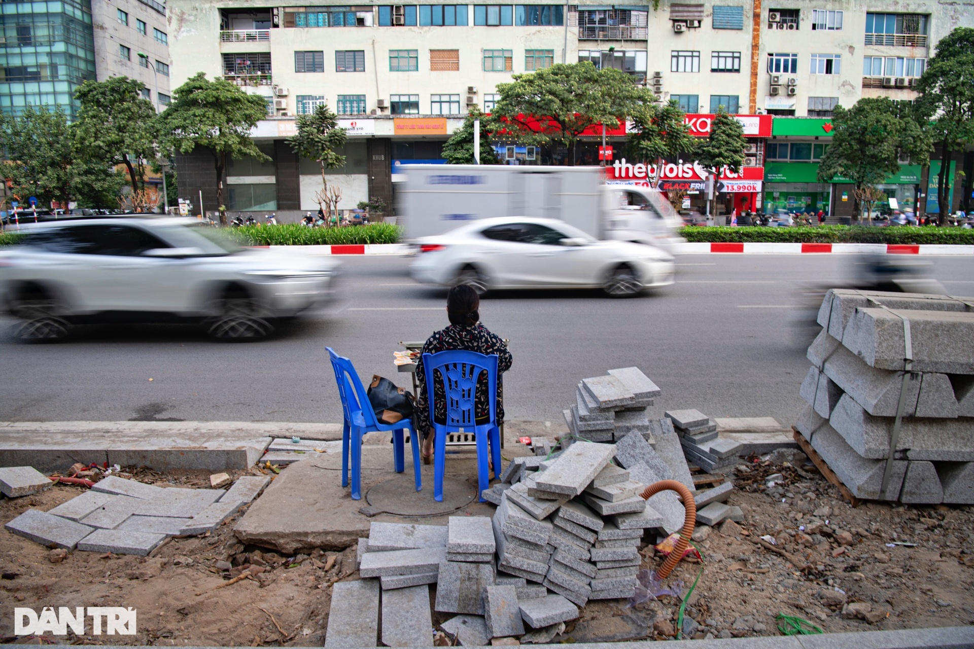 Người dân khổ sở vì vỉa hè đường đẹp nhất Việt Nam bị đào bới dở dang - 4 Người dân khổ sở vì vỉa hè đường đẹp nhất Việt Nam bị đào bới dở dang - 4