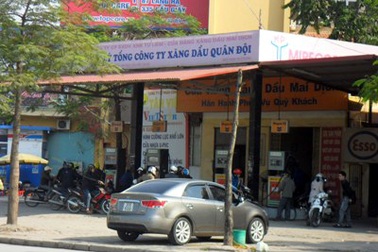 Hà Nội: Cây xăng Mai Dịch bị phát hiện bán xăng kém chất lượng