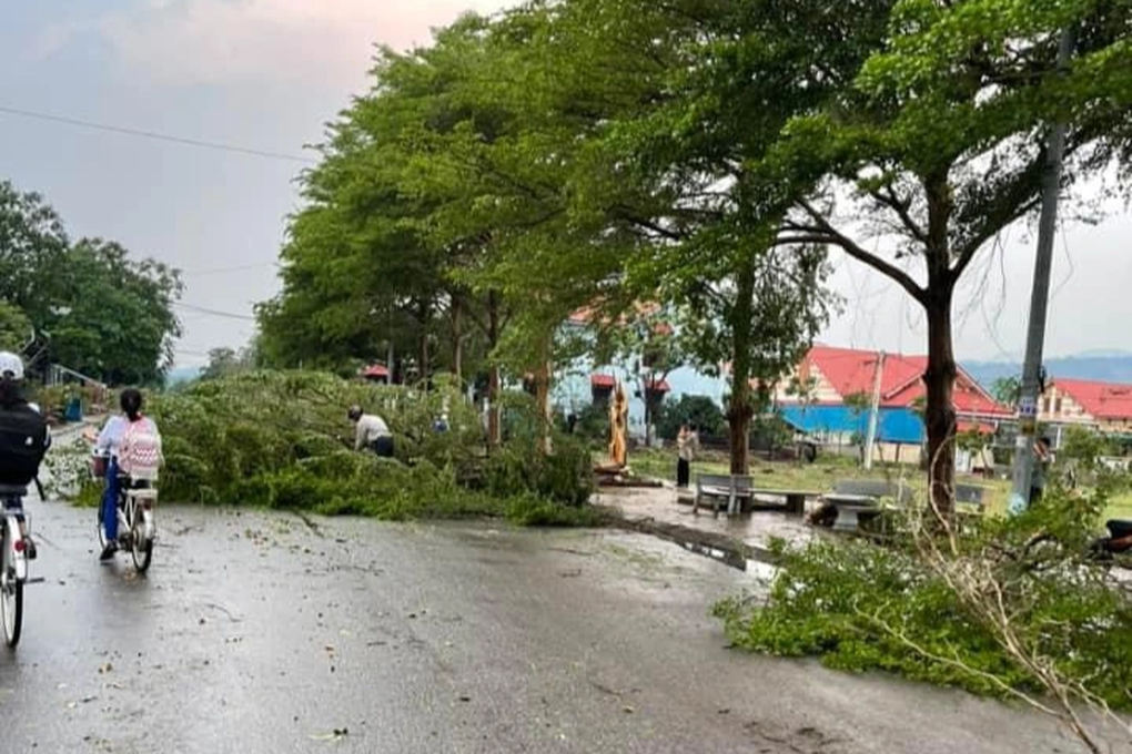 Quảng Trị: Giông lốc làm tốc mái 50 căn nhà, nhiều cây và cột điện gãy đổ - 2 Quảng Trị: Giông lốc làm tốc mái 50 căn nhà, nhiều cây và cột điện gãy đổ - 2