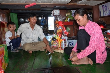 Thưởng đôi vợ chồng nghèo cứu 15 nạn nhân vụ cháy tàu cánh ngầm