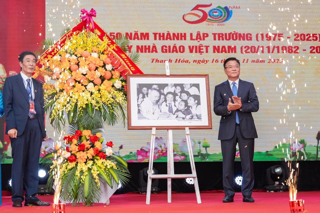 El viceprimer ministro Le Thanh Long asistió al 50 aniversario de la fundación de la escuela - 3 Phó Thủ tướng Lê Thành Long dự kỷ niệm thành lập ngôi trường 50 năm tuổi - 3