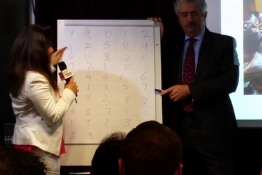 O’Brien thể hiện khả năng ghi nhớ bằng cách đọc lại dãy số chỉ được nghe qua một lần