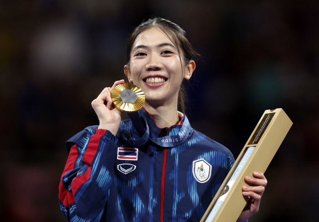 Nhà vô địch Olympic Thái Lan mang HCV đến dâng bên mộ mẹ - 1 Nhà vô địch Olympic Thái Lan mang HCV đến dâng bên mộ mẹ - 1