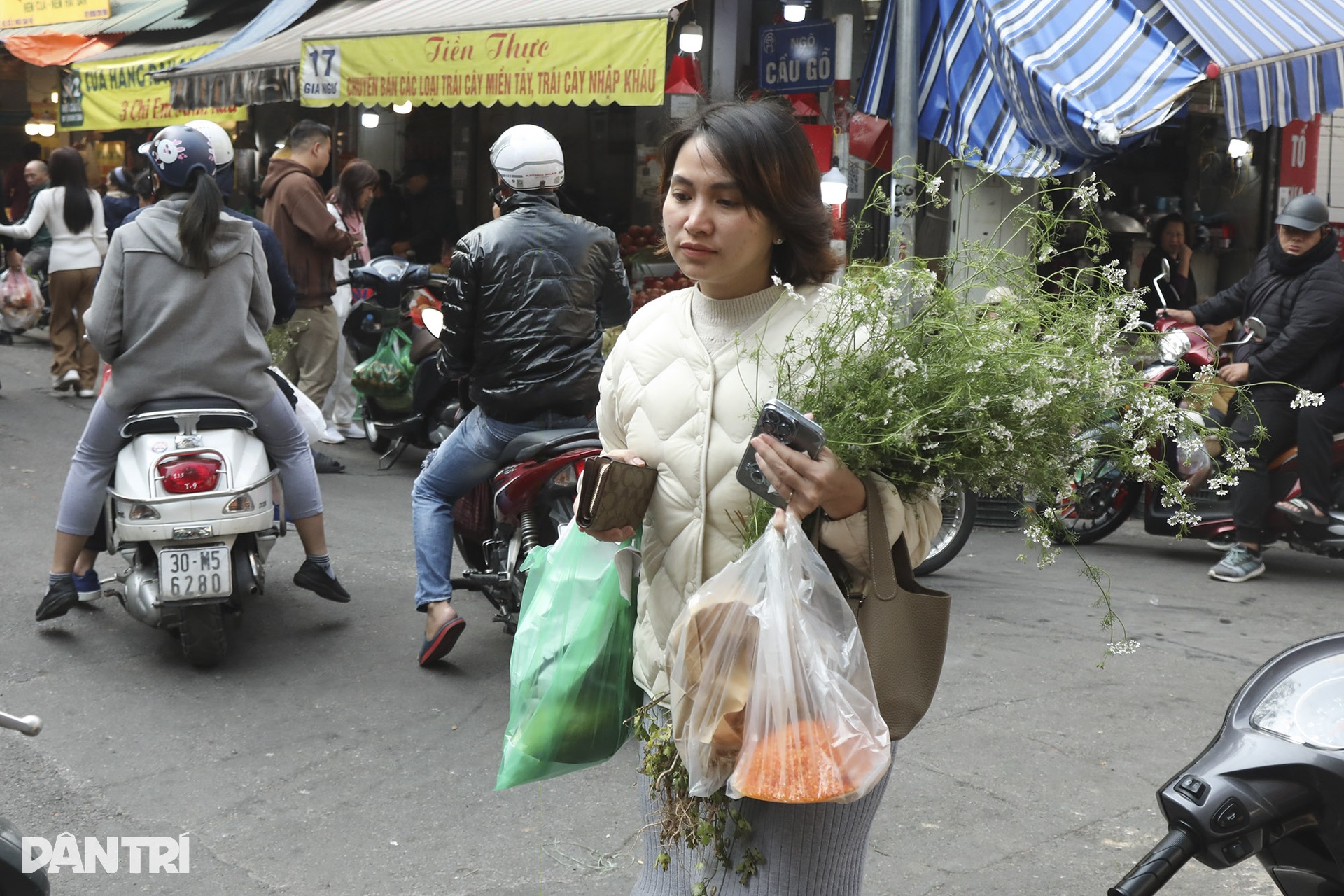 Hà Nội bình yên dưới nắng vàng rực rỡ ngày 30 Tết - 3 Hà Nội bình yên dưới nắng vàng rực rỡ ngày 30 Tết - 3