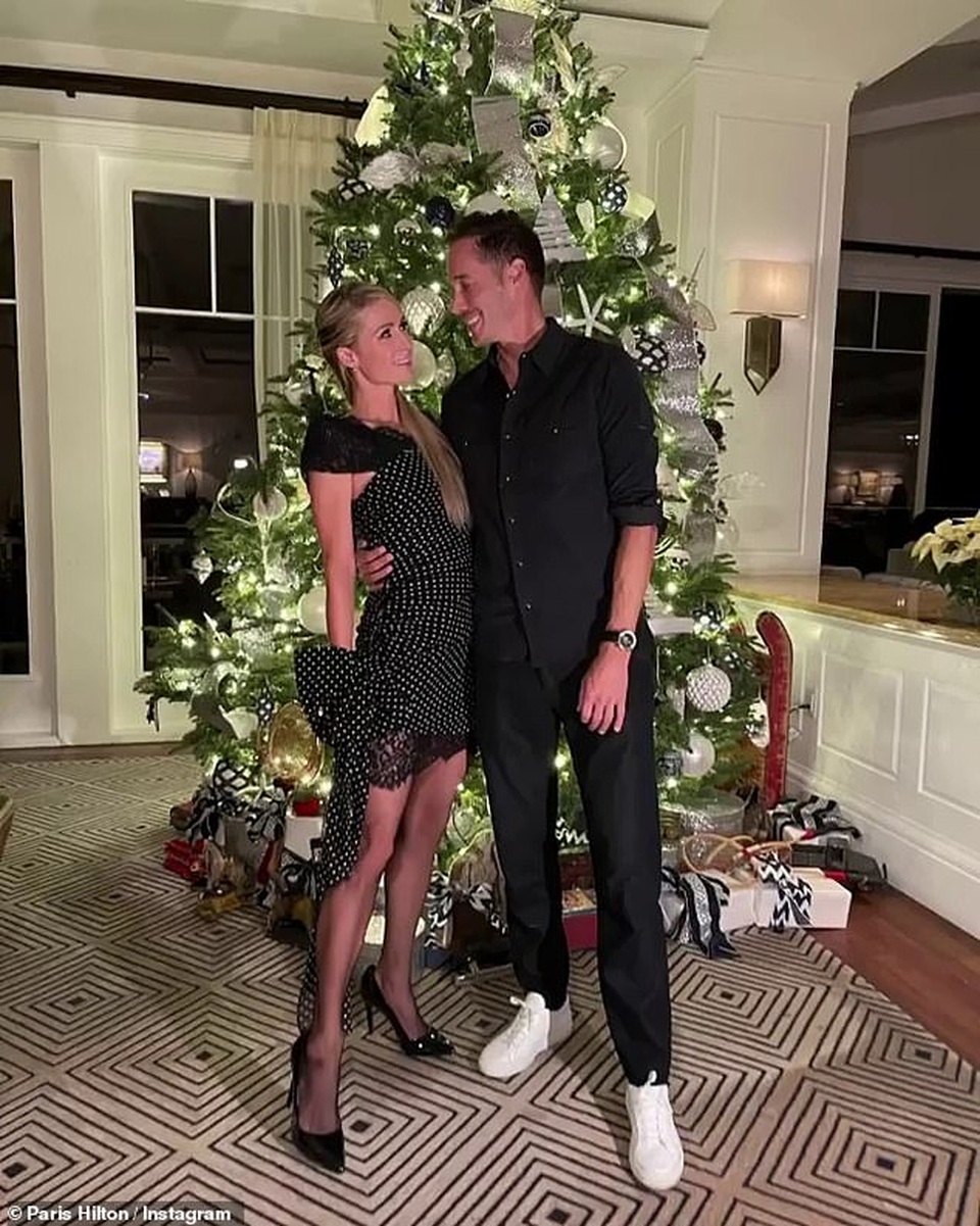 Paris Hilton hạnh phúc đón Giáng sinh bên bồ mới - 2 Paris Hilton hạnh phúc đón Giáng sinh bên bồ mới - 2