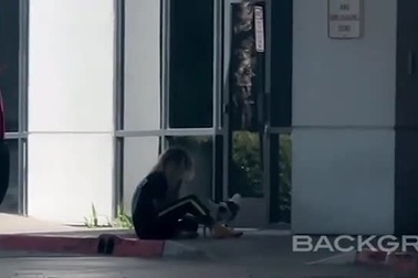 Siêu mẫu quốc tế Cara Delevingne gây lo lắng vì đi chân đất và hành xử lạ