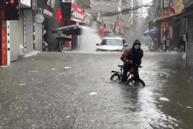 Lái xe nhanh qua chỗ ngập nước: Đừng chỉ vì mình mà gây hại cho người khác