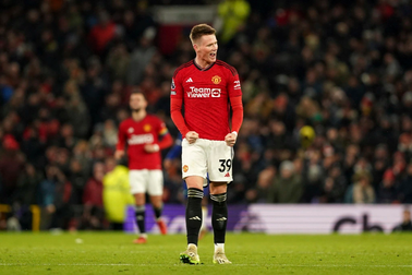 Scott McTominay được ca ngợi giống Maradona sau chiến thắng của Man Utd